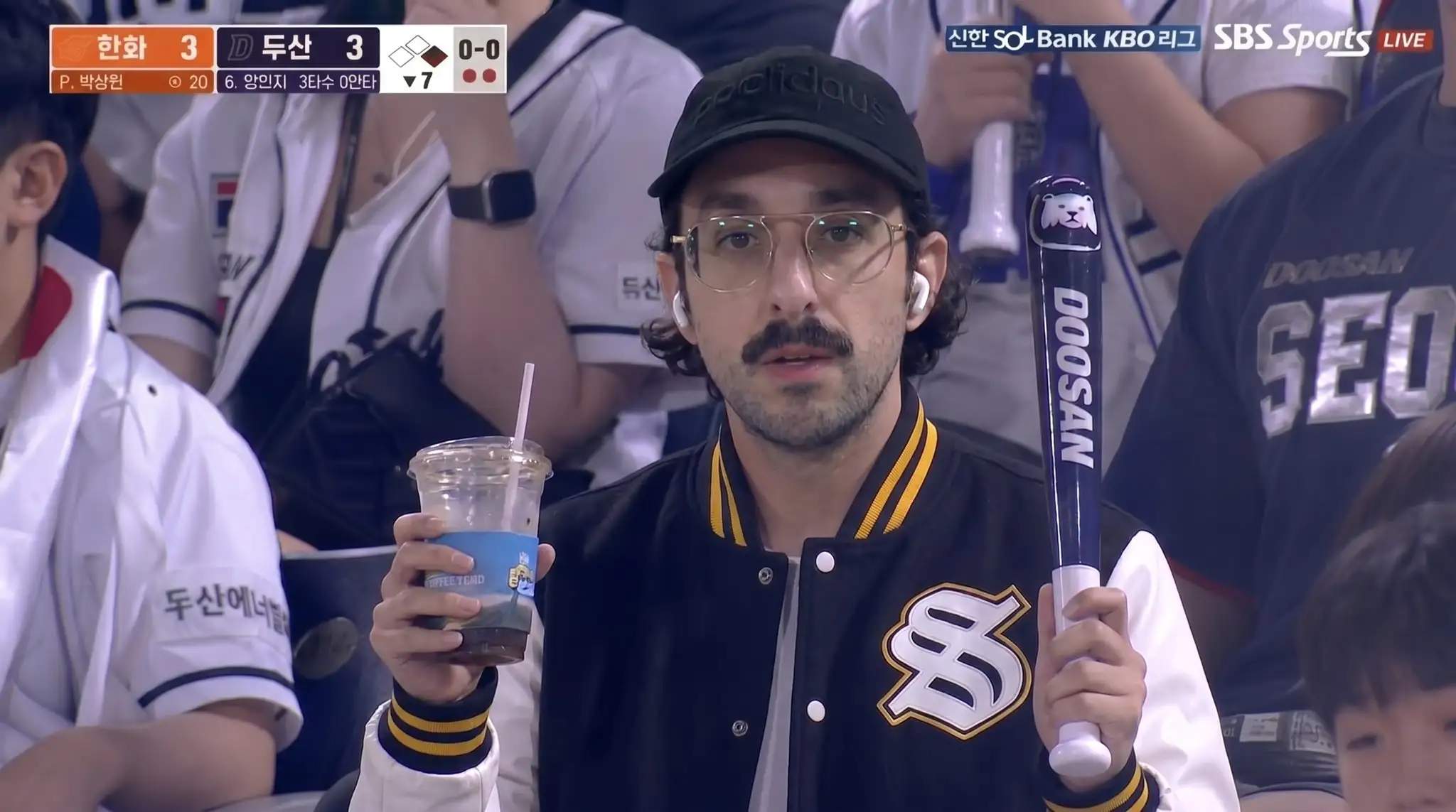 compare portrait with korean baseball ai trend style broadcast screenshot in KBO stadium