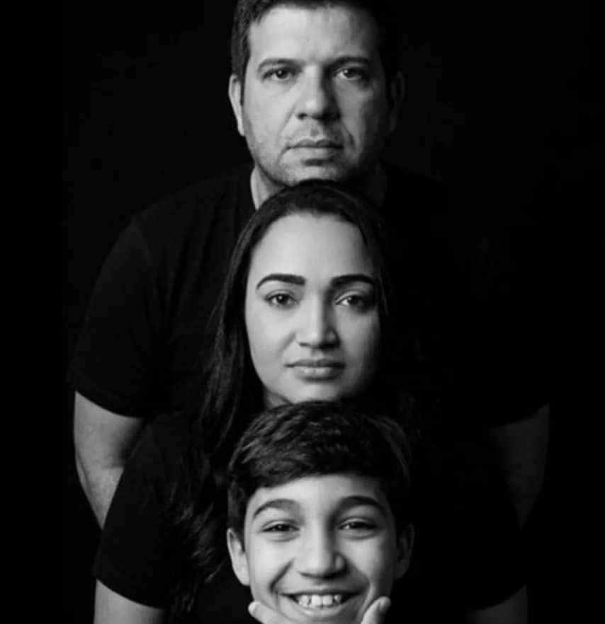 trend da família: exemplo de foto da família transformada por IA com estilo para redes sociais
